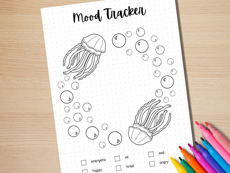 Może przedstawiać: Czarno-biały, drukowalny tracker nastroju z motywem meduzy. Tracker ma koło baniek z numerami od 1 do 8. Tekst "Mood Tracker" znajduje się na g&oacute;rze strony. Pod kołem znajdują się pola wyboru z napisami "energetyczny", "szczęśliwy", "ok", "zmęczony", "smutny" i "zły".