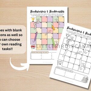 Op de afbeelding: Twee spelborden getiteld Bookworms & Bookmarks, &eacute;&eacute;n in pastelkleuren en &eacute;&eacute;n in zwart-wit. Elk bord bevat een genummerd raster van 1 tot 30, illustraties van wormen en bladwijzers, een trofee en een lijst voor gelezen boeken onderweg.