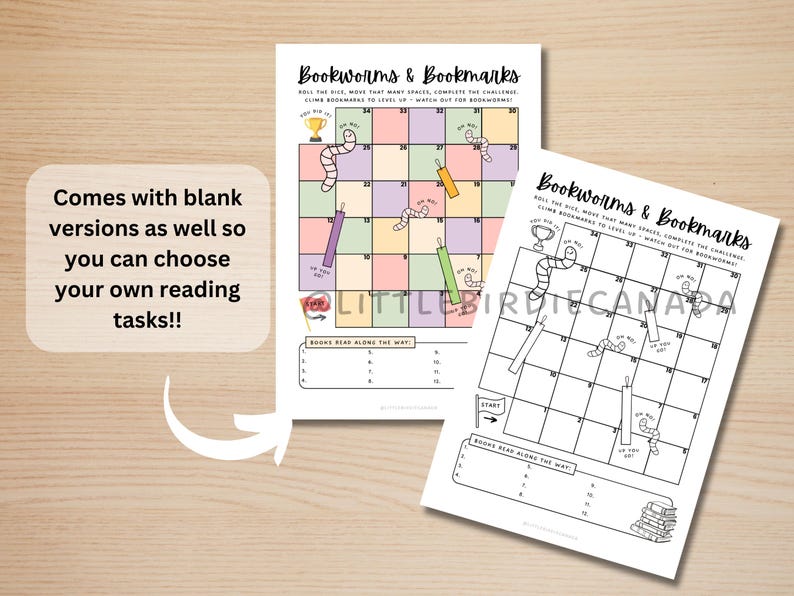 Op de afbeelding: Twee spelborden getiteld Bookworms & Bookmarks, &eacute;&eacute;n in pastelkleuren en &eacute;&eacute;n in zwart-wit. Elk bord bevat een genummerd raster van 1 tot 30, illustraties van wormen en bladwijzers, een trofee en een lijst voor gelezen boeken onderweg.