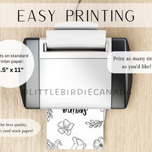 K&ouml;nnte beinhalten: Ein Drucker mit einem Blatt Papier, auf dem ein schwarz-wei&szlig;es Design mit dem Text "bu!was" gedruckt wird. Der Drucker steht auf einer Holzoberfl&auml;che. Der Text "EASY PRINTING" befindet sich oben im Bild. Der Text "Prints on standard printer paper: 8.5" x 11" befindet sich links im Bild. Der Text "For the best quality, print on card stock paper!" befindet sich unten links im Bild. Der Text "Print as many time's as you'd like!" befindet sich rechts im Bild.