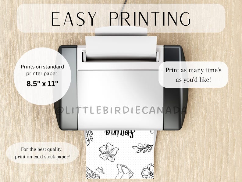 K&ouml;nnte beinhalten: Ein Drucker mit einem Blatt Papier, auf dem ein schwarz-wei&szlig;es Design mit dem Text "bu!was" gedruckt wird. Der Drucker steht auf einer Holzoberfl&auml;che. Der Text "EASY PRINTING" befindet sich oben im Bild. Der Text "Prints on standard printer paper: 8.5" x 11" befindet sich links im Bild. Der Text "For the best quality, print on card stock paper!" befindet sich unten links im Bild. Der Text "Print as many time's as you'd like!" befindet sich rechts im Bild.