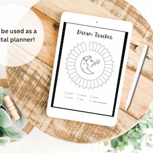 Op de afbeelding: Een zwart-witte digitale droomtracker op een tablet met een maan- en sterrenillustratie. De tracker heeft een cirkel met de nummers 1-30 eromheen en een checklist met de opties: blij, raar, eng, grappig, verdrietig en kan me niet herinneren.