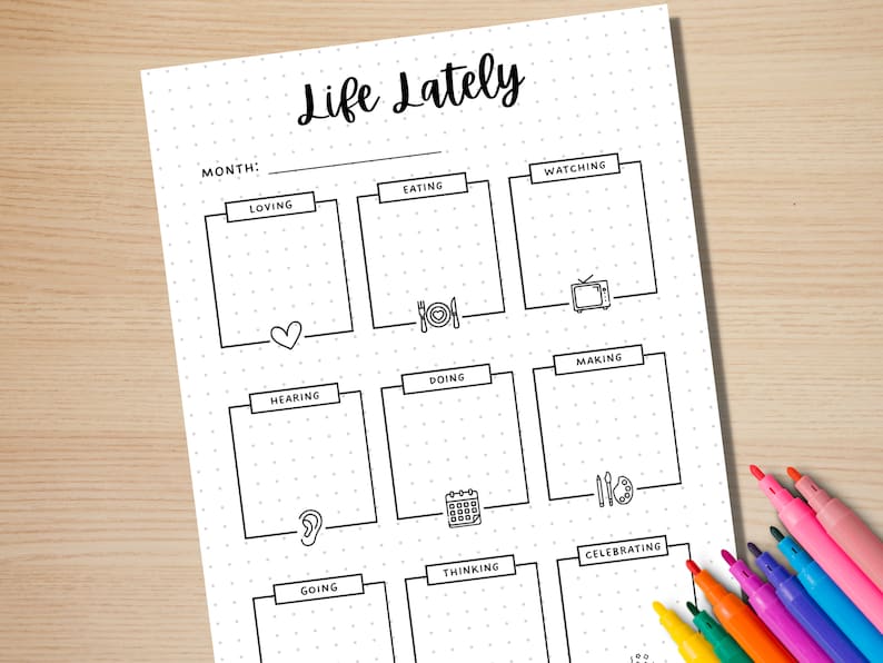 K&ouml;nnte beinhalten: Ein druckbarer schwarz-wei&szlig;er "Life Lately"-Tracker mit gepunkteten Linien und Symbolen. Der Tracker hat Bereiche f&uuml;r Lieben, Essen, Anschauen, H&ouml;ren, Tun, Machen, Gehen, Denken und Feiern.