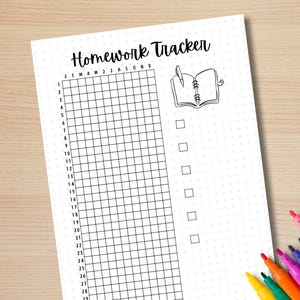 Op de afbeelding: Een zwart-witte printbare huiswerktracker met een raster voor elke dag van de maand en een checklist aan de rechterkant. De titel "Homework Tracker" staat bovenaan de pagina.