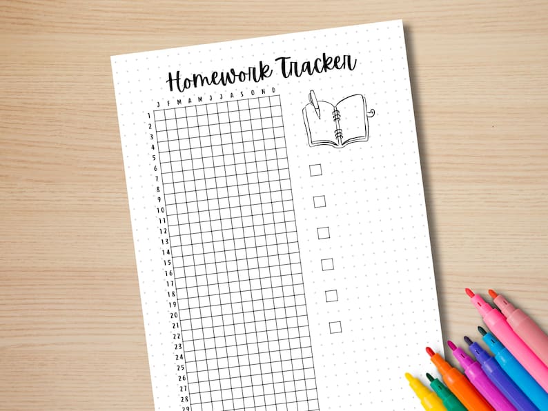 Op de afbeelding: Een zwart-witte printbare huiswerktracker met een raster voor elke dag van de maand en een checklist aan de rechterkant. De titel "Homework Tracker" staat bovenaan de pagina.