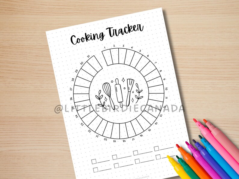 Peut inclure: Un suivi de cuisine imprimable en noir et blanc avec un cercle divis&eacute; en 31 sections. Le centre du cercle pr&eacute;sente un rouleau &agrave; p&acirc;tisserie, un fouet et une spatule. Le texte "Cooking Tracker" est en haut de la page.