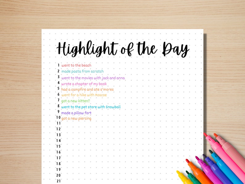 Puede incluir: Una hoja de papel blanca con un patr&oacute;n de cuadr&iacute;cula punteada. El texto "Highlight of the Day" est&aacute; escrito en la parte superior de la p&aacute;gina. Una lista numerada de actividades est&aacute; escrita debajo del t&iacute;tulo. La lista incluye actividades como "went to the beach", "made pasta from scratch" y "got a new kitten!"