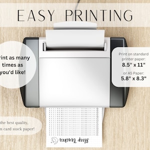 Może przedstawiać: Na zdjęciu pokazano drukarkę z napisem "EASY PRINTING" u g&oacute;ry. Obraz przedstawia wydrukowany arkusz śledzenia snu. Tekst na arkuszu brzmi "Sleep Tracker". Obraz zawiera r&oacute;wnież tekst "Drukuj tyle razy, ile chcesz!" oraz "Drukuj na standardowym papierze: 21,6 cm x 27,9 cm lub papierze A5: 14,7 cm x 21,1 cm".