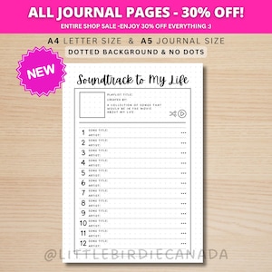 Puede incluir: Una página de diario blanca con el texto "Soundtrack to My Life" y una pegatina rosa "NEW". La página incluye secciones para el título de la lista de reproducción, los títulos de las canciones y los nombres de los artistas. El diario está disponible en tamaños A4 y A5.