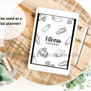 Może przedstawiać: Czarno-biały planer cyfrowy z tłem w postaci kropkowanej siatki. Planer ma stronę tytułową z tekstem "fitness journal" i ilustracjami sprzętu fitness, w tym hantlami, butelkami z wodą, butami sportowymi i matami do jogi.