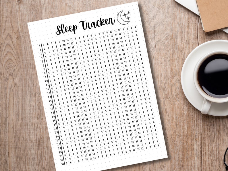 Może przedstawiać: Czarno-biały arkusz śledzenia snu ze słowami "Sleep Tracker" na g&oacute;rze, wraz z grafiką księżyca i gwiazd. Arkusz jest wypełniony numerowanymi wierszami i kolumnami do śledzenia wzorc&oacute;w snu. Po prawej stronie filiżanka kawy.