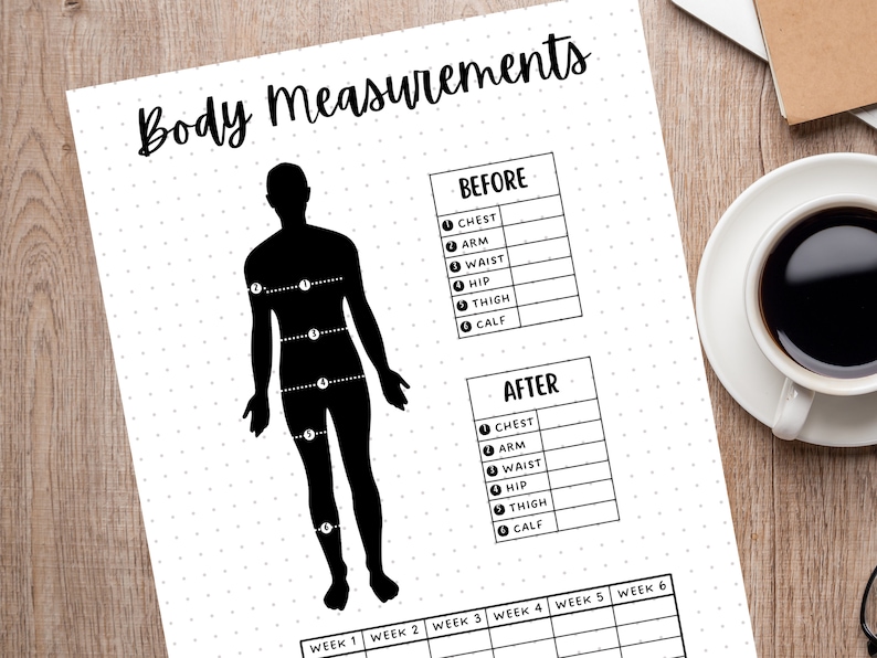 K&ouml;nnte beinhalten: Ein druckbarer K&ouml;rperma&szlig;-Tracker mit einer Silhouette einer Person und einer Tabelle, um Messungen vor und nach einer Trainingsroutine aufzuzeichnen. Die Tabelle enth&auml;lt Spalten f&uuml;r Brust-, Arm-, Taillen-, H&uuml;ft-, Oberschenkel- und Wadenmessungen. Die Tabelle enth&auml;lt auch Spalten f&uuml;r jede Woche eines sechsw&ouml;chigen Programms.