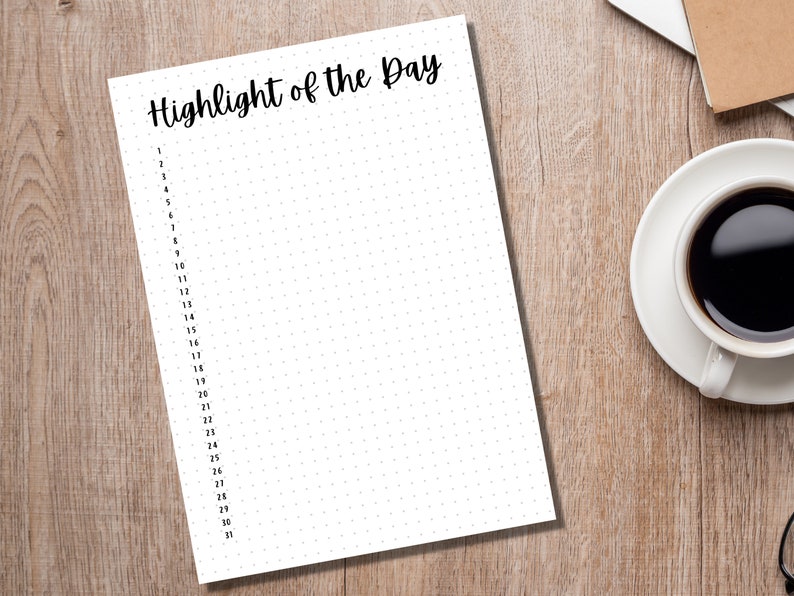 Puede incluir: Una hoja de papel blanca con un patr&oacute;n de puntos y el texto "Highlight of the Day" en la parte superior. Los n&uacute;meros del 1 al 31 est&aacute;n listados en el lado izquierdo de la p&aacute;gina.