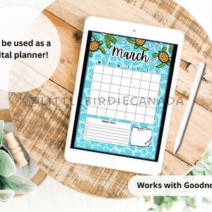 Op de afbeelding: Een digitale planner voor de maand maart met een blauw en wit oceaan thema. De planner heeft een raster voor elke dag van de maand, een sectie voor wekelijkse doelen en een sectie voor notities. De planner is versierd met cartoon zeeschildpadden en bubbels.