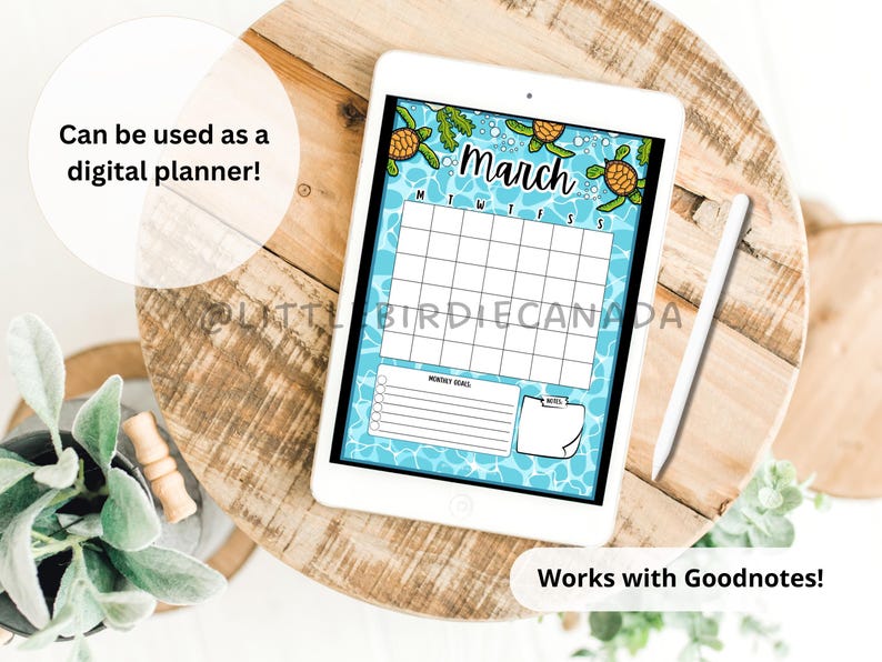 Op de afbeelding: Een digitale planner voor de maand maart met een blauw en wit oceaan thema. De planner heeft een raster voor elke dag van de maand, een sectie voor wekelijkse doelen en een sectie voor notities. De planner is versierd met cartoon zeeschildpadden en bubbels.
