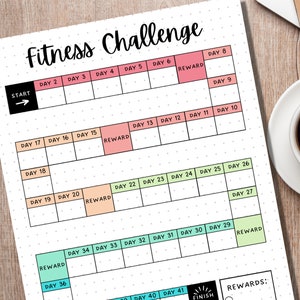 Pu&ograve; includere: Un tracker di sfida di fitness stampabile con una griglia in bianco e nero e caselle colorate per segnare i giorni e le ricompense. Il tracker &egrave; diviso in quattro sezioni, ognuna con un colore diverso per le caselle di ricompensa: rosa, arancione, verde e blu chiaro. Il testo "Fitness Challenge" &egrave; in cima alla pagina. Il testo "START" e "FINISH" sono all'inizio e alla fine del tracker, rispettivamente. Il testo "REWARDS" &egrave; in fondo alla pagina.