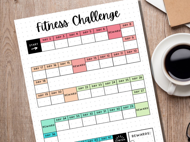 Pu&ograve; includere: Un tracker di sfida di fitness stampabile con una griglia in bianco e nero e caselle colorate per segnare i giorni e le ricompense. Il tracker &egrave; diviso in quattro sezioni, ognuna con un colore diverso per le caselle di ricompensa: rosa, arancione, verde e blu chiaro. Il testo "Fitness Challenge" &egrave; in cima alla pagina. Il testo "START" e "FINISH" sono all'inizio e alla fine del tracker, rispettivamente. Il testo "REWARDS" &egrave; in fondo alla pagina.