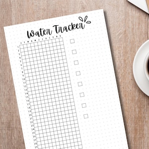 Puede incluir: Un rastreador de agua imprimible en blanco y negro con una cuadr&iacute;cula y casillas de verificaci&oacute;n. El t&iacute;tulo es "Water Tracker" con un peque&ntilde;o dise&ntilde;o de hoja.
