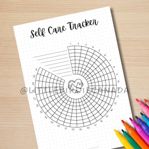 K&ouml;nnte beinhalten: Ein druckbarer Selbstpflege-Tracker mit einem Kreis, der in 31 Abschnitte unterteilt ist. Jeder Abschnitt ist von 1 bis 31 nummeriert. In der Mitte des Kreises befindet sich ein Herz mit H&auml;nden, die es halten. Der Text "Self Care Tracker" befindet sich oben auf der Seite.