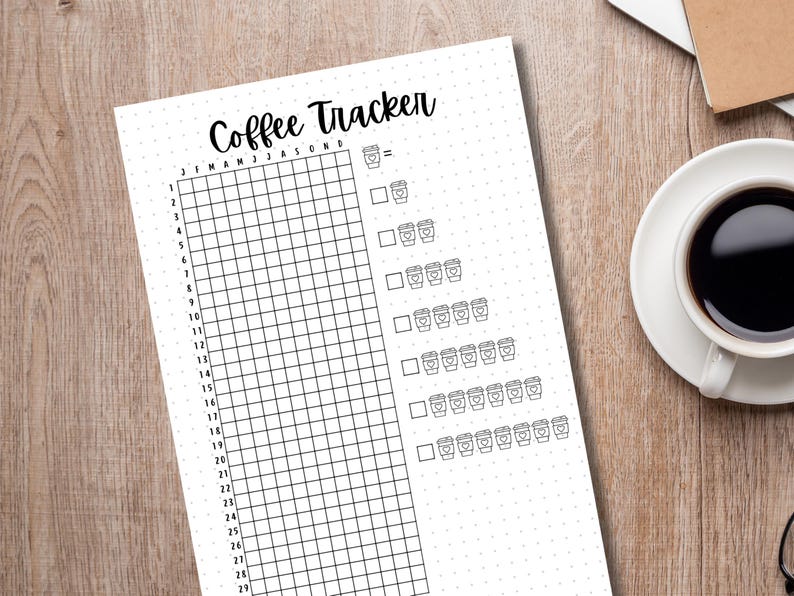 Puede incluir: Un rastreador de caf&eacute; imprimible en blanco y negro con una cuadr&iacute;cula para cada mes del a&ntilde;o y una secci&oacute;n para realizar un seguimiento del consumo diario de caf&eacute;. El rastreador presenta un icono simple de taza de caf&eacute;.