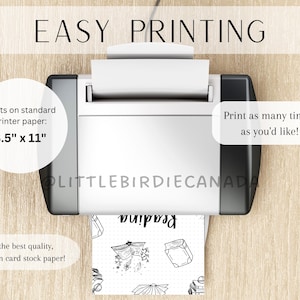 K&ouml;nnte beinhalten: Ein Drucker mit einem Blatt Papier darin. Das Papier zeigt eine Schwarzwei&szlig;illustration von B&uuml;chern und den Text "Read!" darauf. Der Drucker steht auf einer Holzoberfl&auml;che. Der Text "EASY PRINTING" befindet sich oben im Bild. Der Text "Prints on standard printer paper: 8.5" x 11" befindet sich auf der linken Seite des Bildes. Der Text "Print as many time's as you'd like!" befindet sich auf der rechten Seite des Bildes. Der Text "For the best quality, print on card stock paper!" befindet sich unten im Bild.
