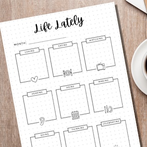 K&ouml;nnte beinhalten: Ein druckbarer "Life Lately"-Tracker mit Kategorien wie Lieben, Essen, Anschauen, Machen, H&ouml;ren, Tun, Gehen, Denken und Feiern. Jede Kategorie hat ein kleines Symbol und einen Platz zum Schreiben.