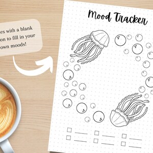 Może przedstawiać: Drukowany tracker nastroju z motywem meduzy. Tracker zawiera koło bąbelk&oacute;w z numerami w środku i dwie meduzy z mackami. Tekst "Mood Tracker" znajduje się na g&oacute;rze strony.