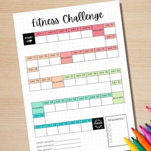 Pu&ograve; includere: Un tracker di sfida fitness stampabile con 41 giorni di caselle da spuntare. Il tracker ha una sezione per il peso iniziale, il peso obiettivo e il peso finale. Il tracker ha anche una sezione per le ricompense con cinque cerchi da colorare.