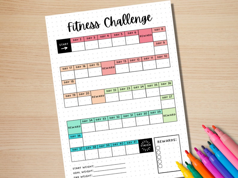 Pu&ograve; includere: Un tracker di sfida fitness stampabile con 41 giorni di caselle da spuntare. Il tracker ha una sezione per il peso iniziale, il peso obiettivo e il peso finale. Il tracker ha anche una sezione per le ricompense con cinque cerchi da colorare.