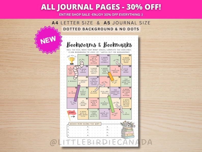 Op de afbeelding: Een printbare journalpagina getiteld Bookworms & Bookmarks met een kleurrijk bordspelraster met genummerde vakjes, leesuitdagingen, illustraties van wormen, bladwijzers en een trofee, plus een lijst om bij te houden welke boeken zijn gelezen.