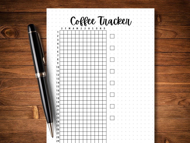 Puede incluir: Un rastreador de caf&eacute; imprimible en blanco y negro con una cuadr&iacute;cula para cada d&iacute;a del mes y una lista de verificaci&oacute;n para cada mes. El texto "Coffee Tracker" est&aacute; en la parte superior de la p&aacute;gina.