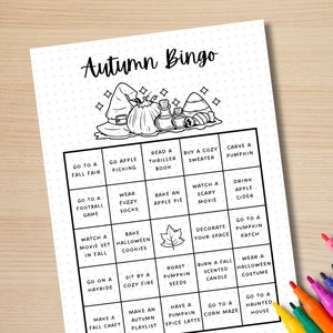 Puede incluir: Una tarjeta de bingo imprimible en blanco y negro con el t&iacute;tulo "Autumn Bingo". La tarjeta tiene 25 casillas con varias actividades de oto&ntilde;o enumeradas en cada casilla, como "Ir a una feria de oto&ntilde;o", "Leer un libro de suspense", "Hornear una tarta de manzana", "Ver una pel&iacute;cula de miedo" y "Ir a una casa encantada".