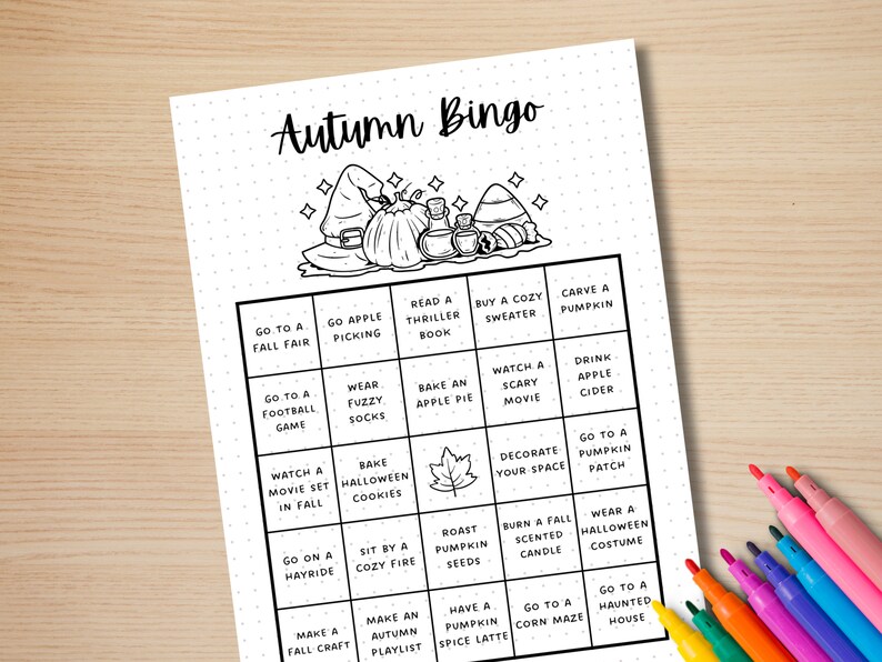 Puede incluir: Una tarjeta de bingo imprimible en blanco y negro con el t&iacute;tulo "Autumn Bingo". La tarjeta tiene 25 casillas con varias actividades de oto&ntilde;o enumeradas en cada casilla, como "Ir a una feria de oto&ntilde;o", "Leer un libro de suspense", "Hornear una tarta de manzana", "Ver una pel&iacute;cula de miedo" y "Ir a una casa encantada".