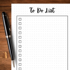 Op de afbeelding: Een witte to-dolijst met een zwarte rand en een zwart stippenpatroon. De titel "To Do List" staat bovenaan de pagina in zwarte cursieve letters. Er zijn 18 lege selectievakjes aan de linkerkant van de pagina.