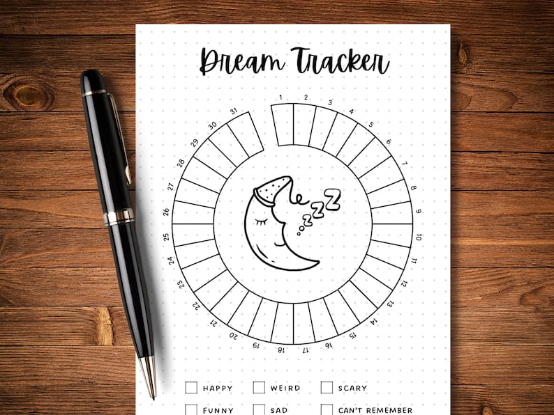 Op de afbeelding: Een zwart-witte printbare droomtracker met een illustratie van een halve maan. De tracker heeft een cirkel met 31 secties voor elke dag van de maand. Er zijn selectievakjes onder de cirkel om het type droom te markeren: gelukkig, raar, eng, grappig, verdrietig of niet te herinneren.