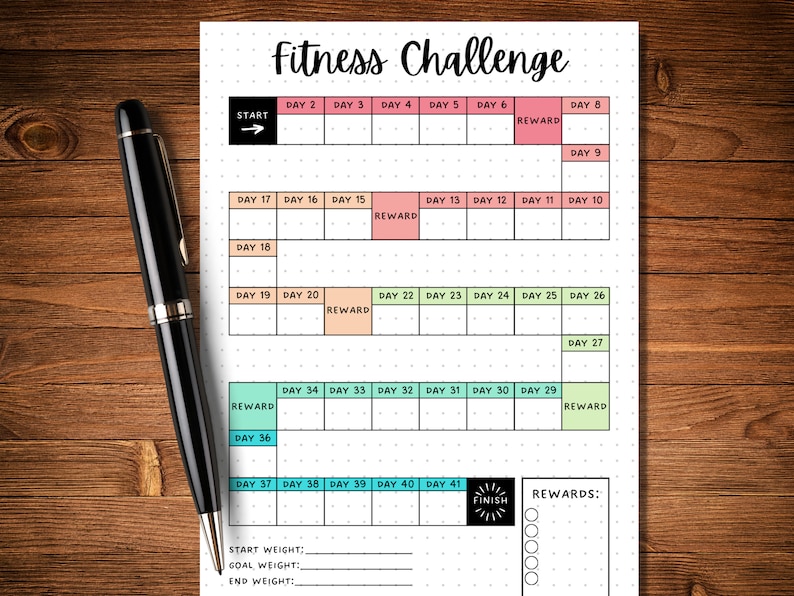 Pu&ograve; includere: Un tracker di sfida di fitness stampabile con una griglia di 41 giorni. Il tracker include spazi per registrare il peso iniziale, il peso obiettivo e il peso finale. Il tracker include anche spazi per registrare i premi per il completamento di determinati giorni.