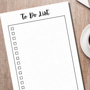 Op de afbeelding: Een witte to-dolijst met een zwarte rand en een zwarte titel die "To Do List" zegt. De lijst heeft 15 lege selectievakjes.