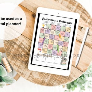 Op de afbeelding: Een witte tablet met een kleurrijk bordspel genaamd Bookworms & Bookmarks met genummerde vakjes, tekstprompts en een styluspen. Het scherm toont een rasterindeling met pastelkleurige vakjes, een startvlag en een lijst voor voortgang.