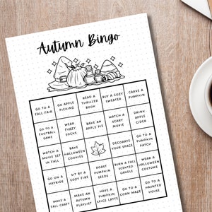 Puede incluir: Una tarjeta de bingo imprimible en blanco y negro con el t&iacute;tulo "Autumn Bingo". La tarjeta tiene 25 casillas con varias actividades de oto&ntilde;o, como ir a una feria de oto&ntilde;o, recoger manzanas, leer un libro de suspense, hornear una tarta de manzana, ver una pel&iacute;cula de miedo, y m&aacute;s.