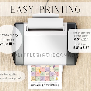 Op de afbeelding: Een wit en zwarte printer met een vel papier waarop een bordspel genaamd Bookworms & Bookmarks staat. De tekst bevat EASY PRINTING, Print as many times as you'd like!, en Print on standard printer paper: 21,6 cm x 27,9 cm of A5 Paper: 14,8 cm x 21 cm.