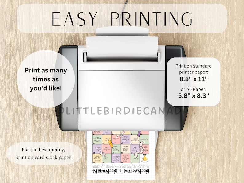 Op de afbeelding: Een wit en zwarte printer met een vel papier waarop een bordspel genaamd Bookworms & Bookmarks staat. De tekst bevat EASY PRINTING, Print as many times as you'd like!, en Print on standard printer paper: 21,6 cm x 27,9 cm of A5 Paper: 14,8 cm x 21 cm.