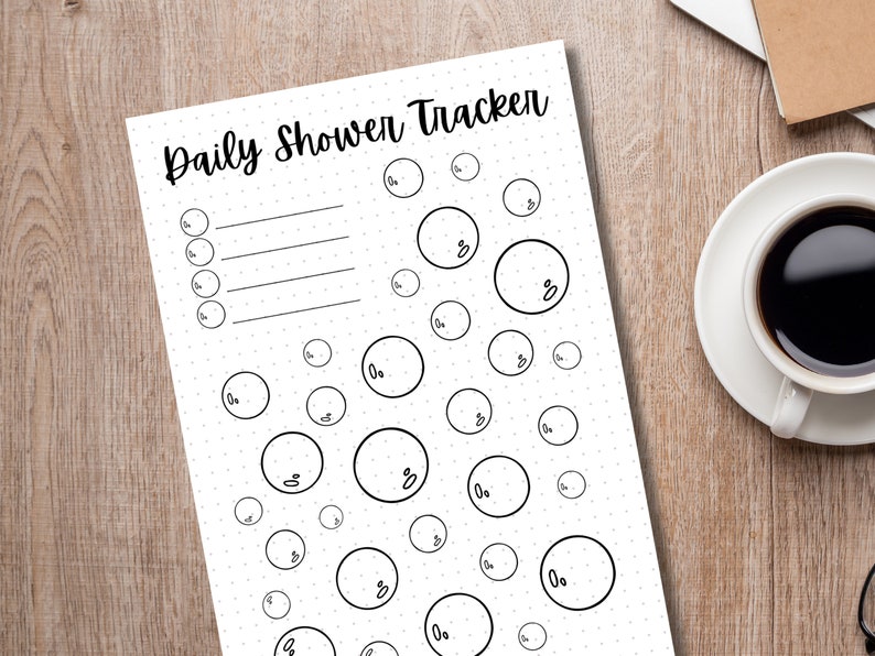 Puede incluir: Un rastreador de ducha diario imprimible con un fondo punteado y un t&iacute;tulo que dice "Daily Shower Tracker". El rastreador presenta una lista de los d&iacute;as de la semana y una secci&oacute;n para marcar las duchas tomadas cada d&iacute;a. El rastreador est&aacute; decorado con un patr&oacute;n de c&iacute;rculos.