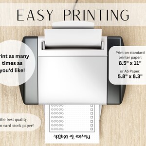 Pu&ograve; includere: Una stampante bianca con un foglio di carta che esce da essa. La carta ha un motivo a griglia e il testo "Movies To Watch" scritto su di essa. Il testo "EASY PRINTING" &egrave; nella parte superiore dell'immagine. Il testo "Print as many times as you'd like!" &egrave; sul lato sinistro dell'immagine. Il testo "Print on standard printer paper: 8.5" x 11" or A5 Paper: 5.8" x 8.3" &egrave; sul lato destro dell'immagine. Il testo "For the best quality, print on card stock paper!" &egrave; nella parte inferiore sinistra dell'immagine.
