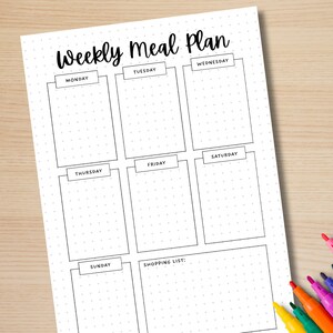 K&ouml;nnte beinhalten: Ein druckbarer w&ouml;chentlicher Speiseplan mit gepunktetem Hintergrund. Der Planer hat Platz f&uuml;r jeden Tag der Woche, von Montag bis Sonntag, und einen Bereich f&uuml;r eine Einkaufsliste.