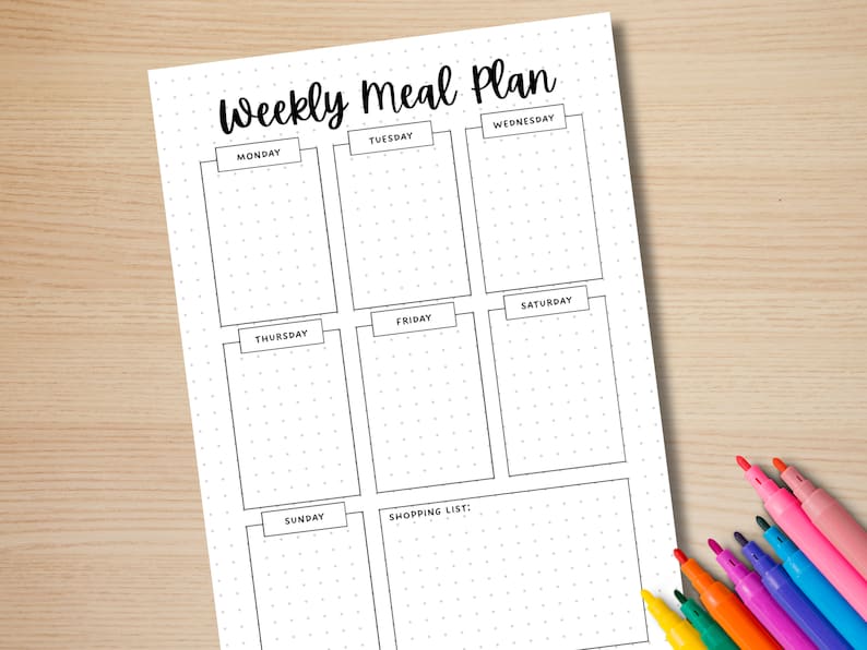 K&ouml;nnte beinhalten: Ein druckbarer w&ouml;chentlicher Speiseplan mit gepunktetem Hintergrund. Der Planer hat Platz f&uuml;r jeden Tag der Woche, von Montag bis Sonntag, und einen Bereich f&uuml;r eine Einkaufsliste.