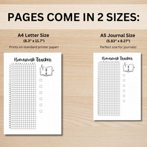 Op de afbeelding: Twee afdrukbare huiswerktrackerpagina's, &eacute;&eacute;n in A4-formaat (8,3 inch bij 11,7 inch) en &eacute;&eacute;n in A5-formaat (5,83 inch bij 8,27 inch). Elke pagina heeft een raster met een boek- en penillustratie.