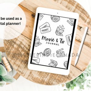 K&ouml;nnte beinhalten: Ein wei&szlig;es Tablet zeigt ein schwarz-wei&szlig;es "Movie & TV Journal" Design mit Filmrollen, Popcorn und Tickets. Das Tablet liegt auf einer Holzoberfl&auml;che mit einem wei&szlig;en Stift. Text lautet "Kann als digitaler Planer verwendet werden!"