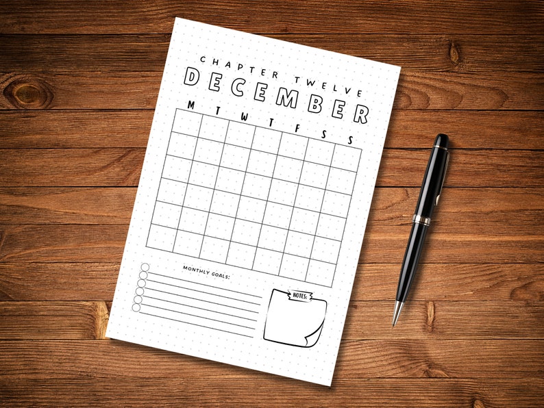 Puede incluir: Un planificador de calendario de diciembre imprimible con un dise&ntilde;o en blanco y negro. El calendario tiene una cuadr&iacute;cula para cada d&iacute;a del mes con espacio para notas y objetivos mensuales. El t&iacute;tulo del calendario es "Cap&iacute;tulo Doce Diciembre".