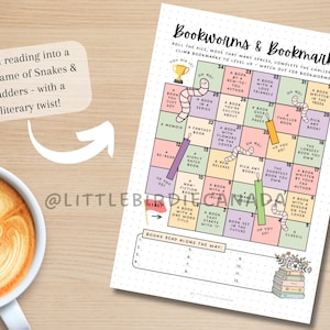 Op de afbeelding: Een geprint spelblad getiteld Bookworms & Bookmarks met een genummerd raster van 1 tot 30 met pastelkleurige vakjes die leesuitdagingen, ge&iuml;llustreerde wormen, bladwijzers, een trofee en een lijst voor gelezen boeken bevatten.