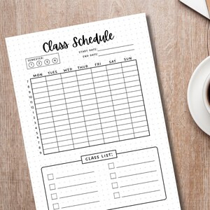 Puede incluir: Una plantilla de horario de clases imprimible con fondo de puntos. La plantilla incluye secciones para el semestre, la fecha de inicio, la fecha de fin, los d&iacute;as de la semana y la lista de clases.